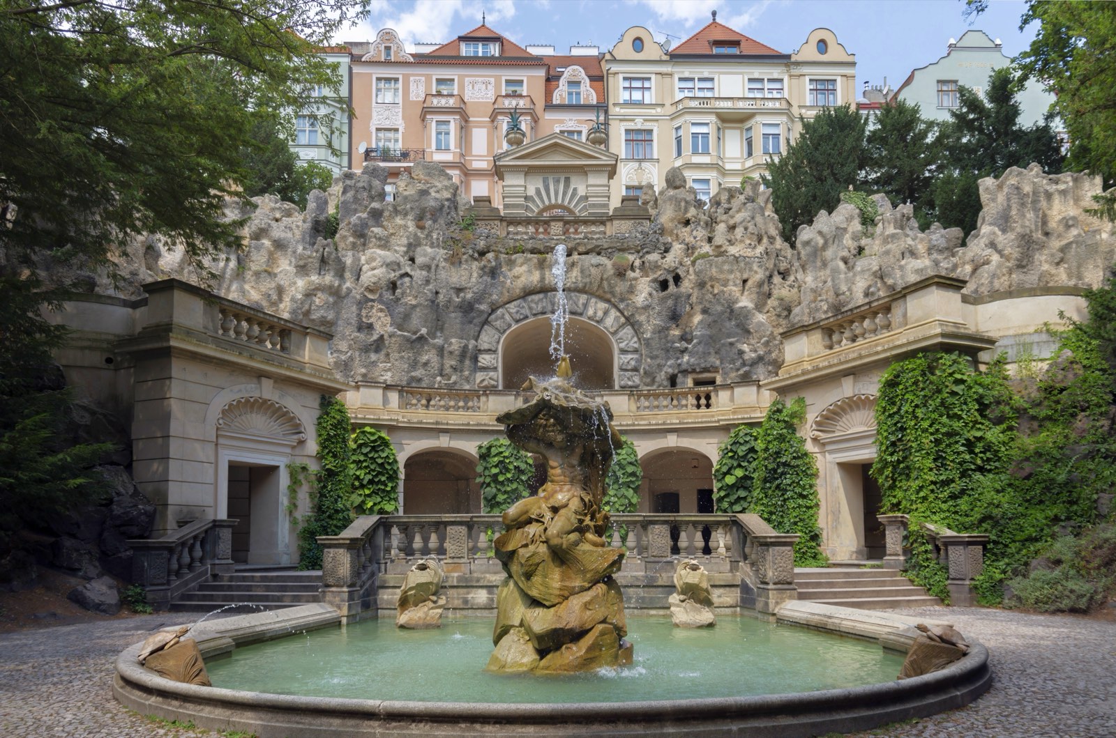 Die Grotte im Park Grébovka